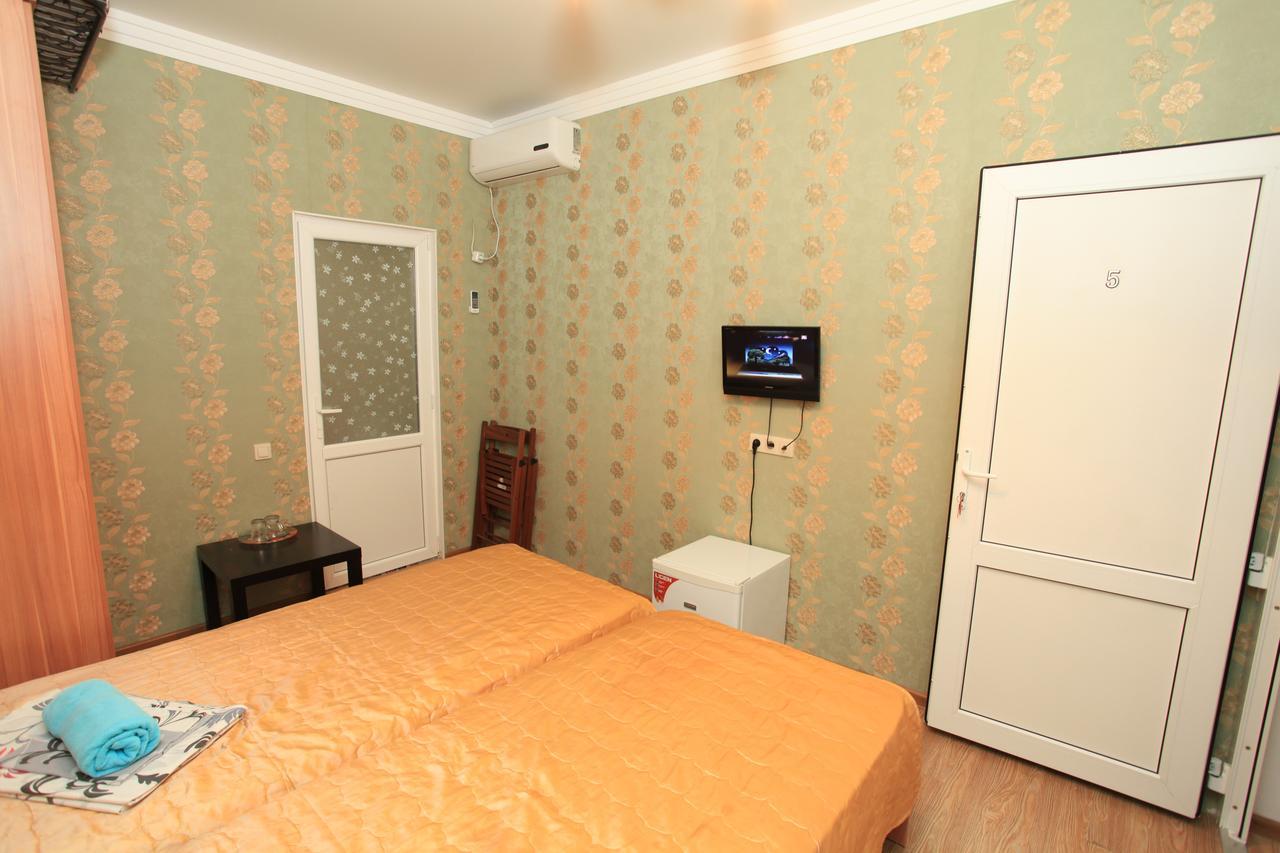 Guest House Esma Сухуми Екстериор снимка